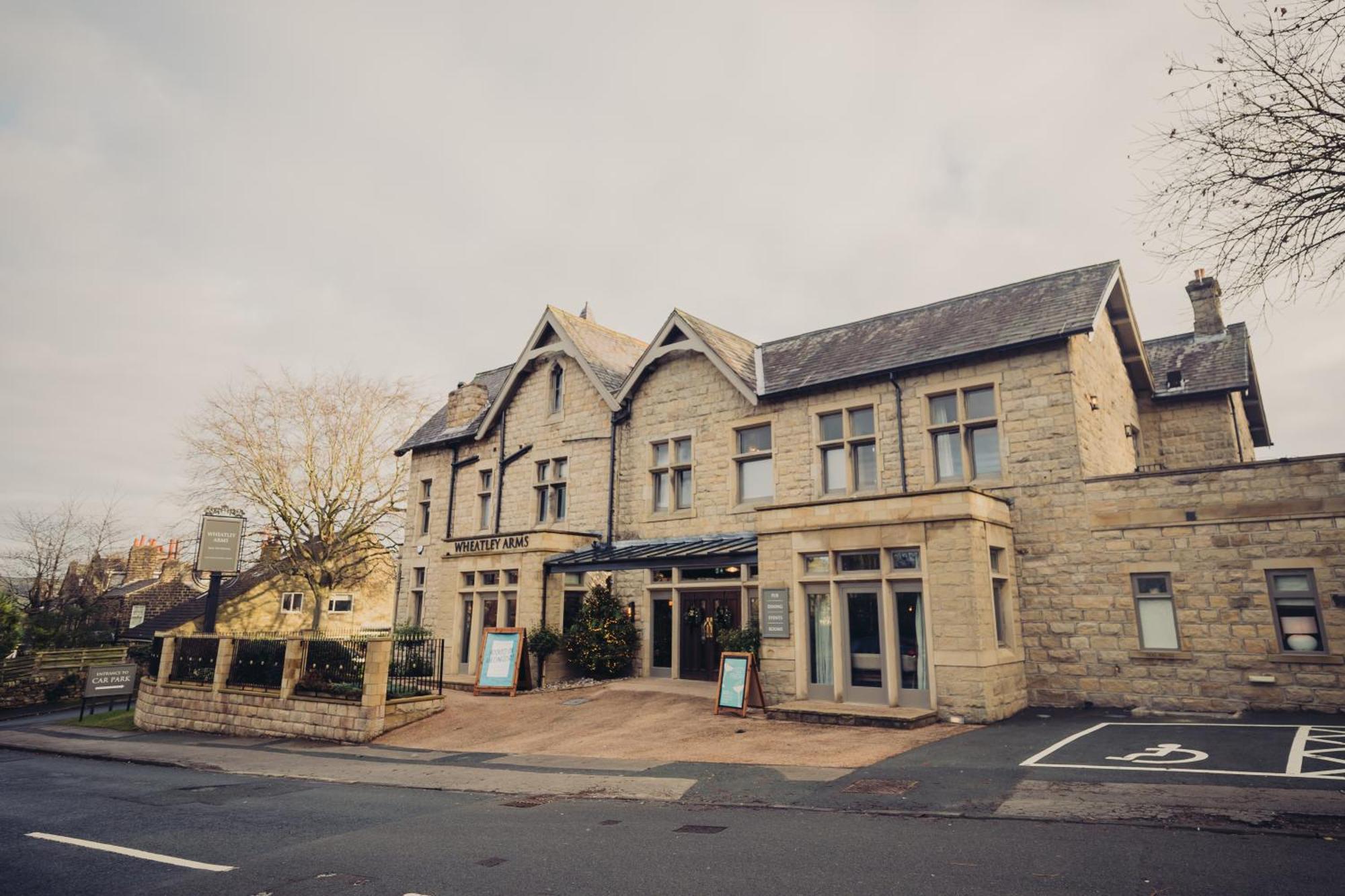 ホテル The Wheatley Arms イルクリー エクステリア 写真